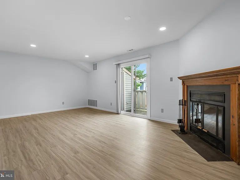 604 Woodhollow Dr — Photo 2