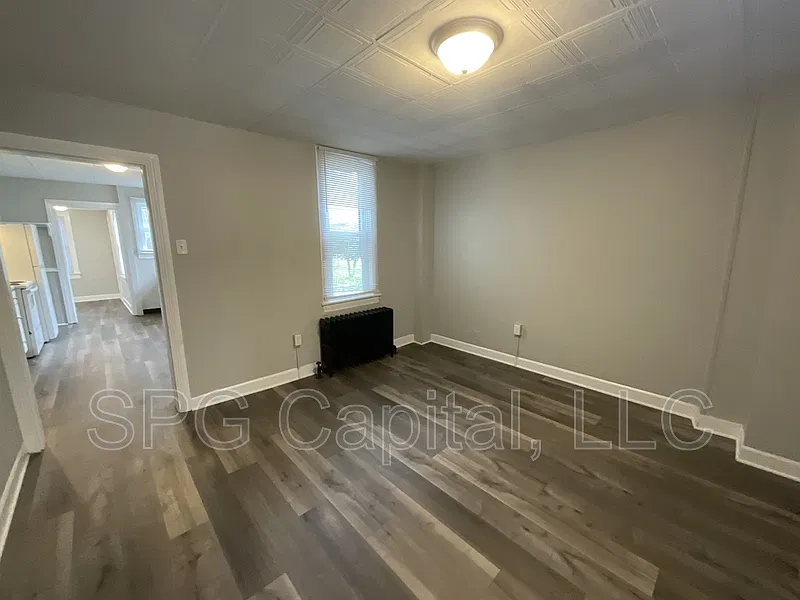 3 bed, 1.0 bath, 1270 sqft, $1,425 — Photo 2