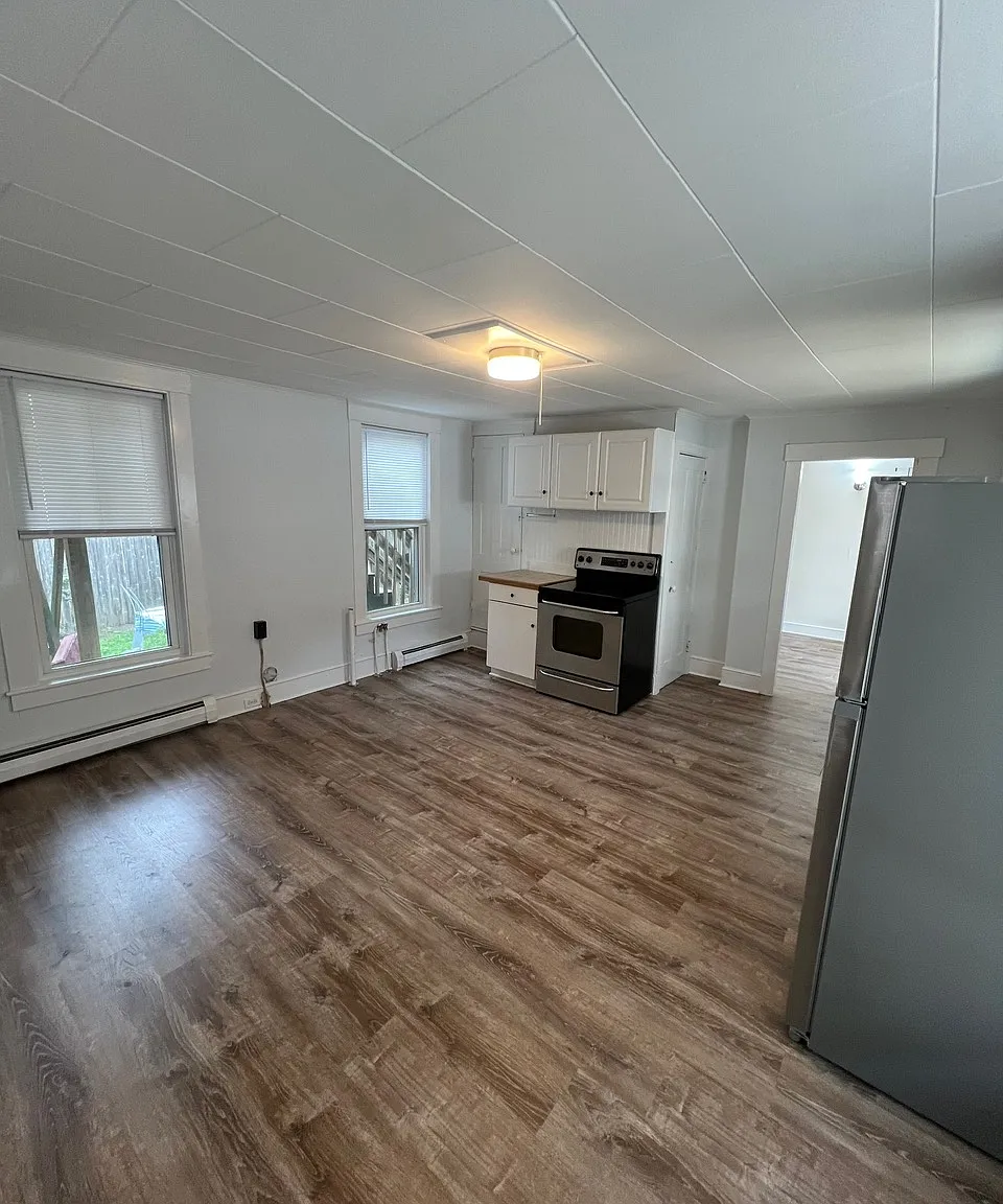 3 bed, 1300 sqft, $2,600 — Photo 2
