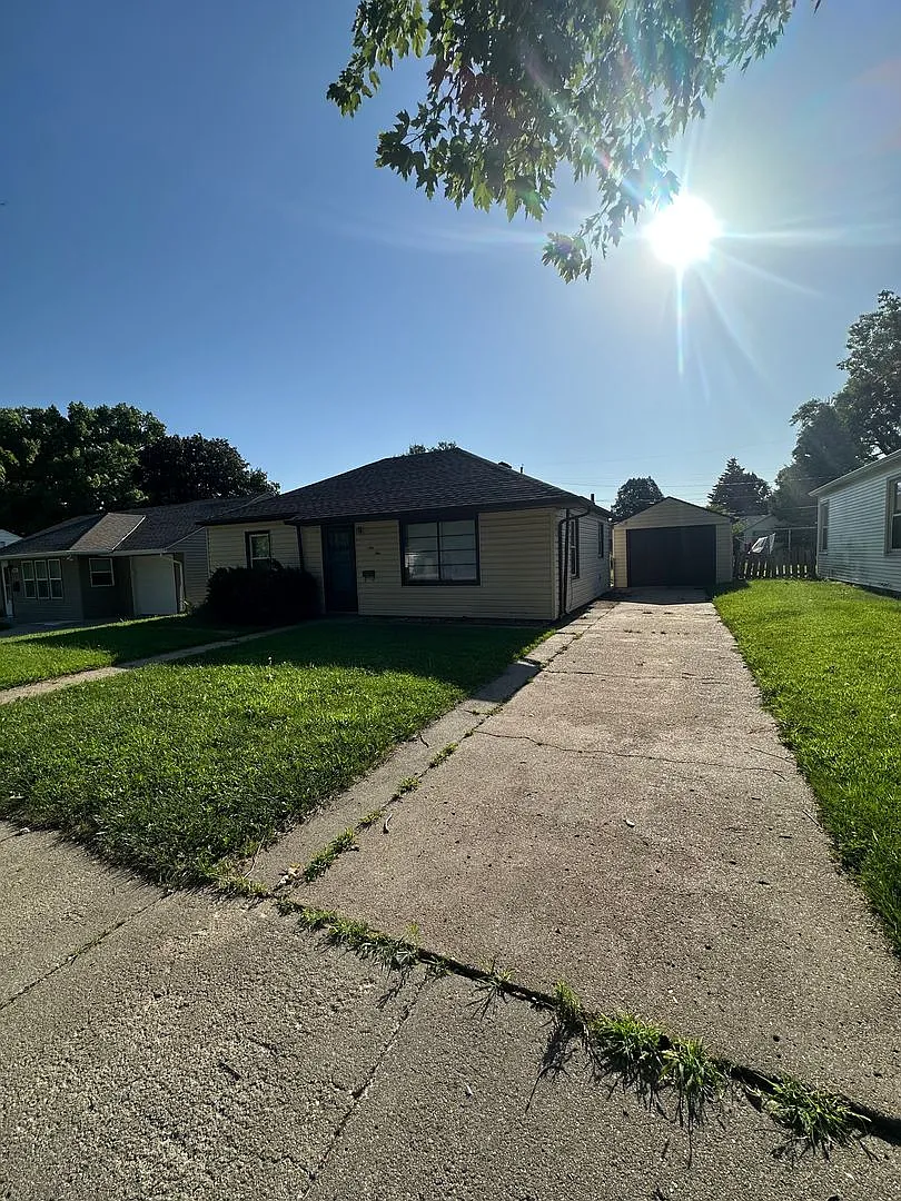 2 bed, 1.0 bath, 768 sqft, $1,300 — Photo 1