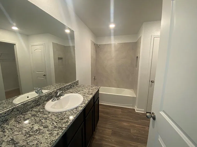 309 Riverdale Dr — Photo 4