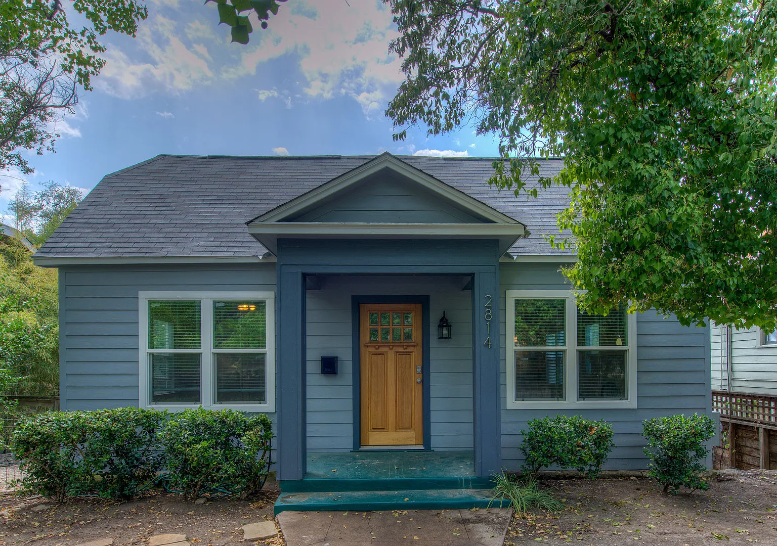 August Ut Pre-Lease: West Campus 5 Bed / 3 Bath Home, Private Backyard, Spacious Living Room — Photo 1