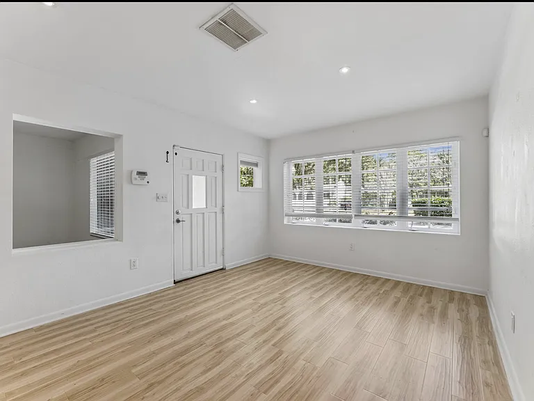 447 N Phelps Ave — Photo 4