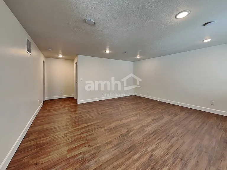 11016 S Trocadero Ave — Photo 8