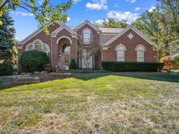 49499 Waterstone Estates Cir, Northville, MI 48168