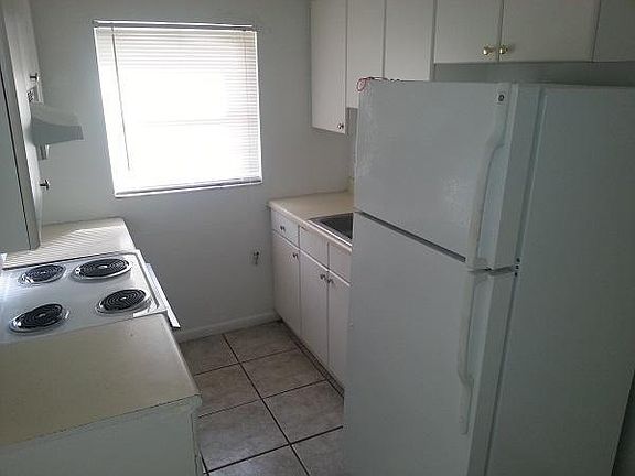 3rd image of 4825 Serafica Dr