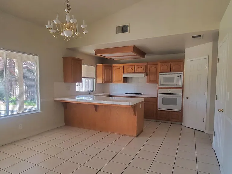 6355 N Babigian Ave — Photo 4