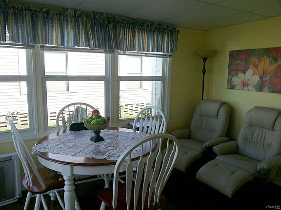 5th image of 330 Crestwood Dr