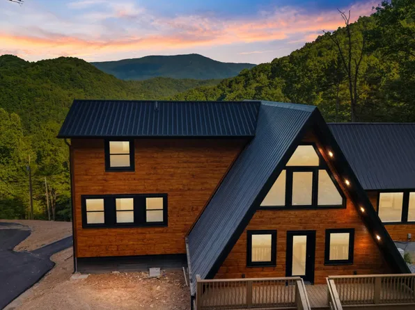 2715 Pine Crest Ln, Sevierville, TN 37862