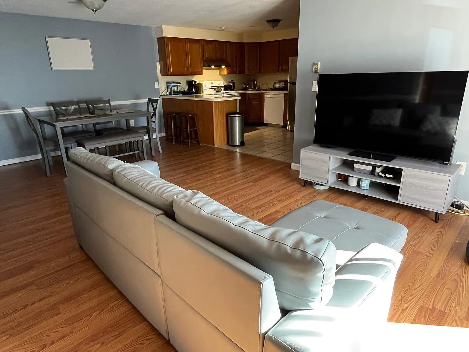 2 bed, 878 sqft, $1,900 — Photo 2