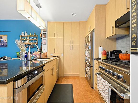 5th image of 5-49 Borden Ave #K2