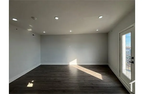 Building Photo - 7355 Dicks Ave #4