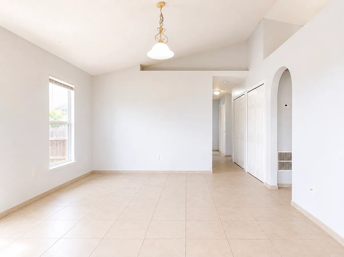 3 bed, 1176 sqft, $2,200 — Photo 2
