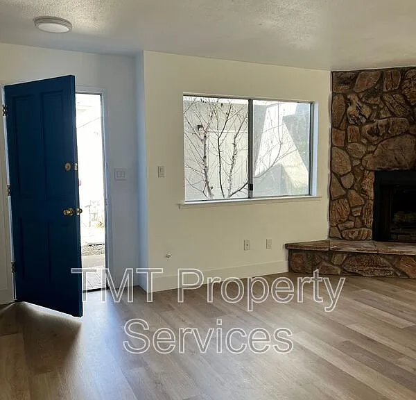 610 E Newlove Dr #I — Photo 2