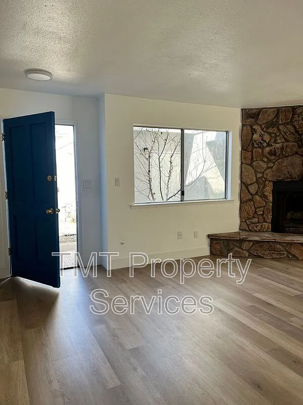 Building Photo - 610 E Newlove Dr #I