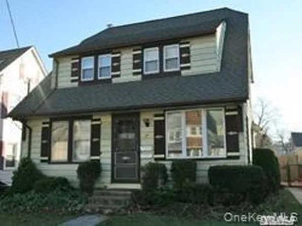 56 Cornell St #2, Williston Park, NY 11596