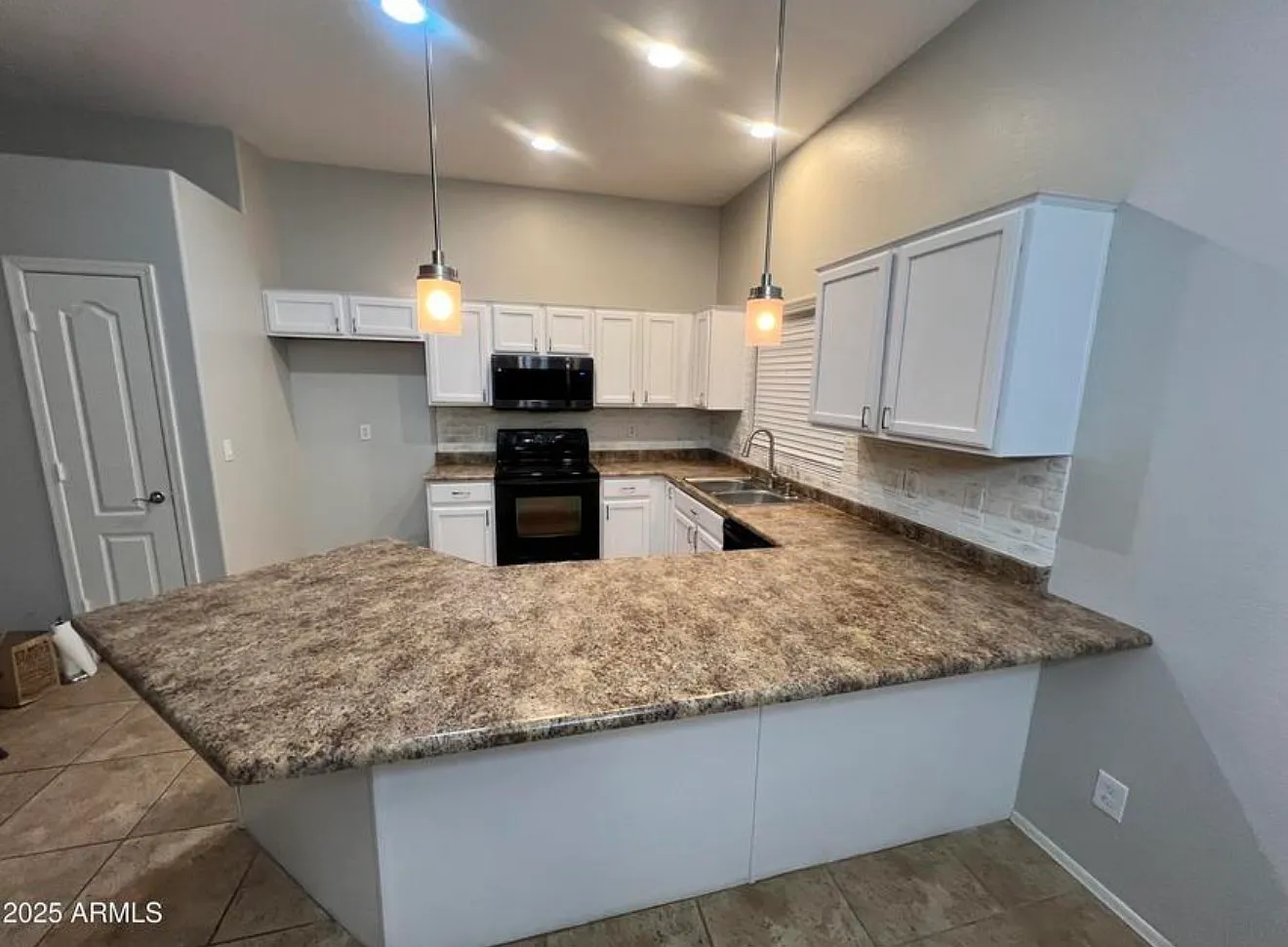 3 bed, 1272 sqft, $2,400 — Photo 4