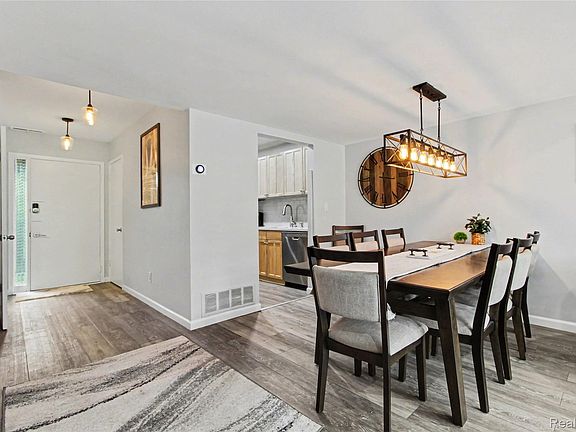 4th image of 798 Peninsula Ct