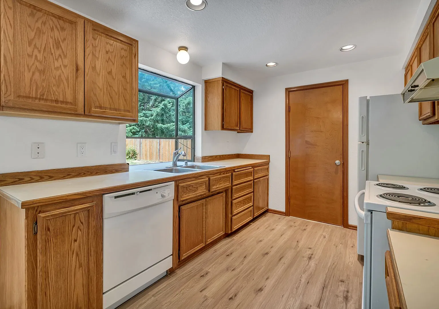 Great Southhill 3 Bedroom Home — Photo 3