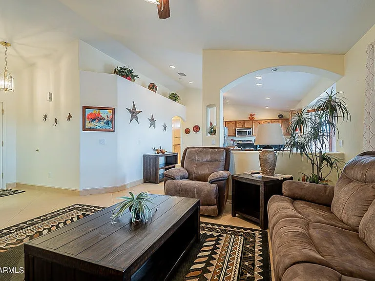 1105 N Cota Ln — Photo 10