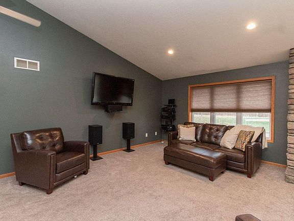 5th image of 901 Edgewater Dr