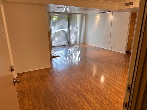 2nd image of 5325 Newcastle Ave #106A