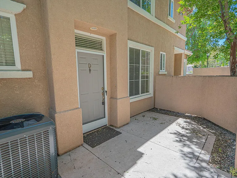 25712 Holiday Cir #D — Photo 2