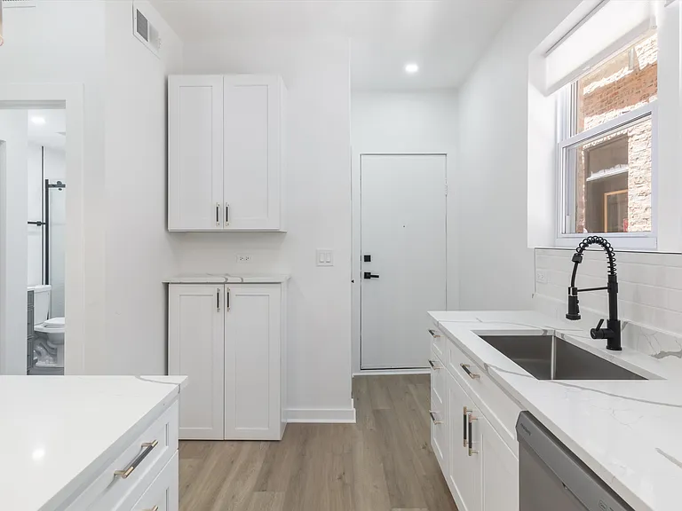 2140 W Crystal St #2R — Photo 6