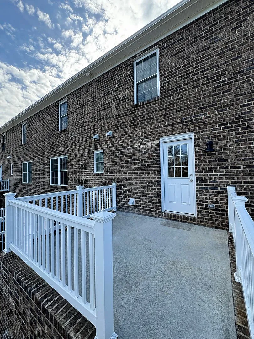 Like New Duplex for Rent — Photo 3