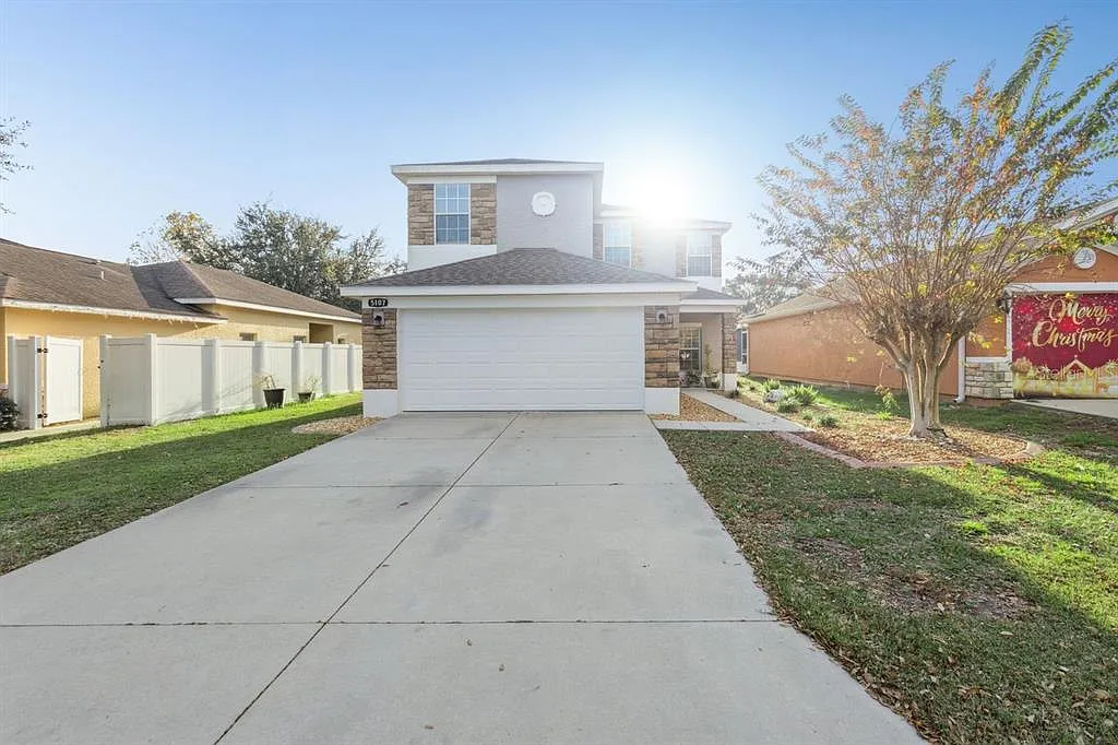 4 bed, 2.5 bath, 1910 sqft, $2,400 — Photo 2