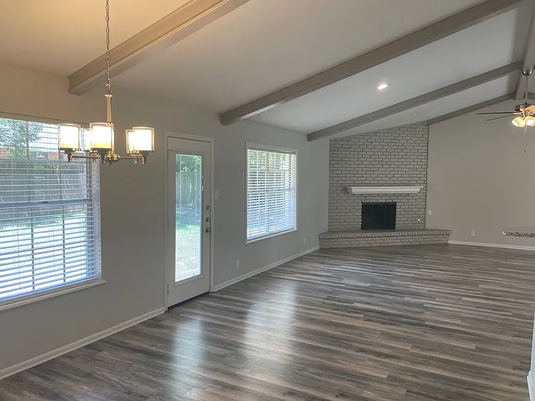 817 Spring Creek Dr — Photo 9