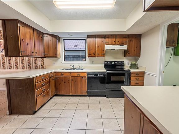 3rd image of 902 Pinemont Dr
