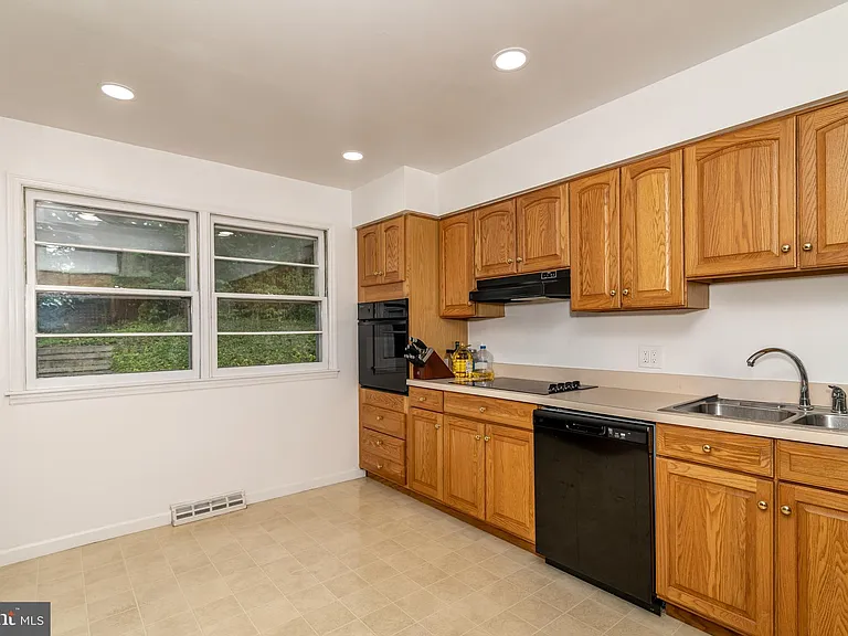 1744 Lark Ln — Photo 12