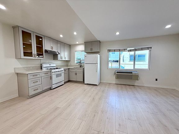 4th image of 450 Riverdale Dr #5