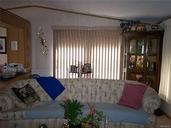 4th image of 122 Burgundy Cir