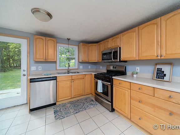 4th image of 901 Petrie Ave