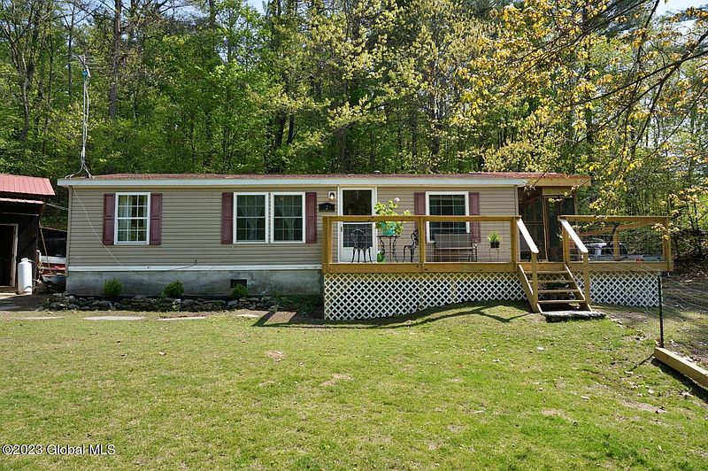 2nd image of 924 Chestnut Hill Road
