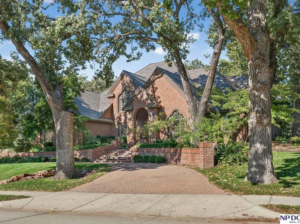 9636 Oak Cir, Omaha, NE 68124