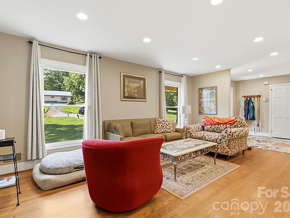 5th image of 2620 Lynbridge Dr