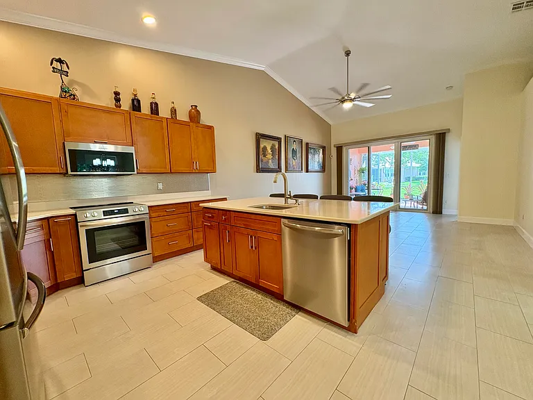315 Coral Trace Ln — Photo 5