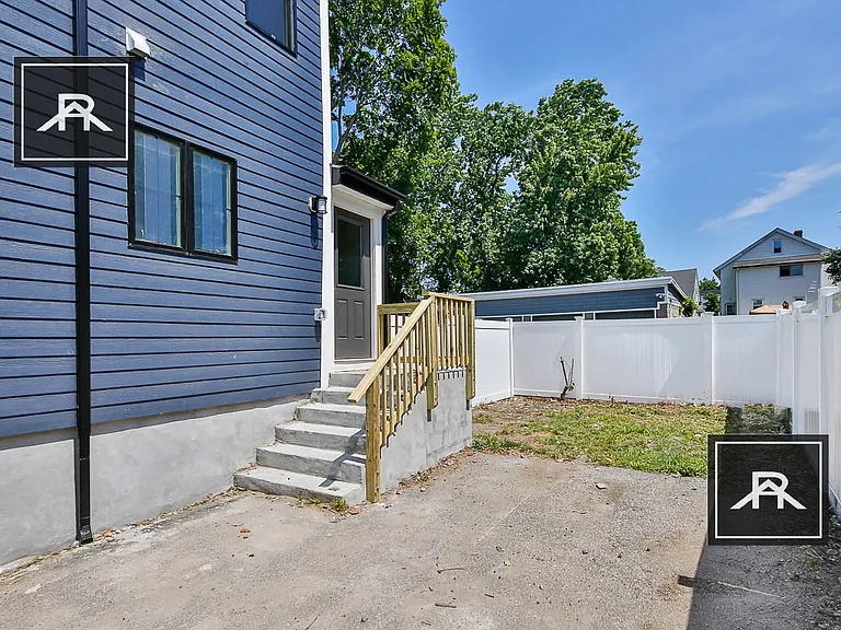 122 Jerome St — Photo 26