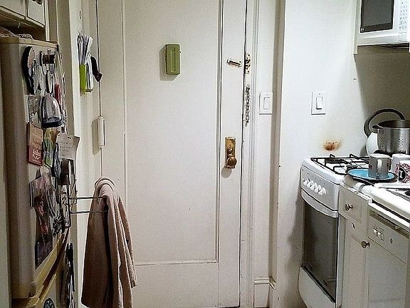 3rd image of 50 W 72nd St APT 1603