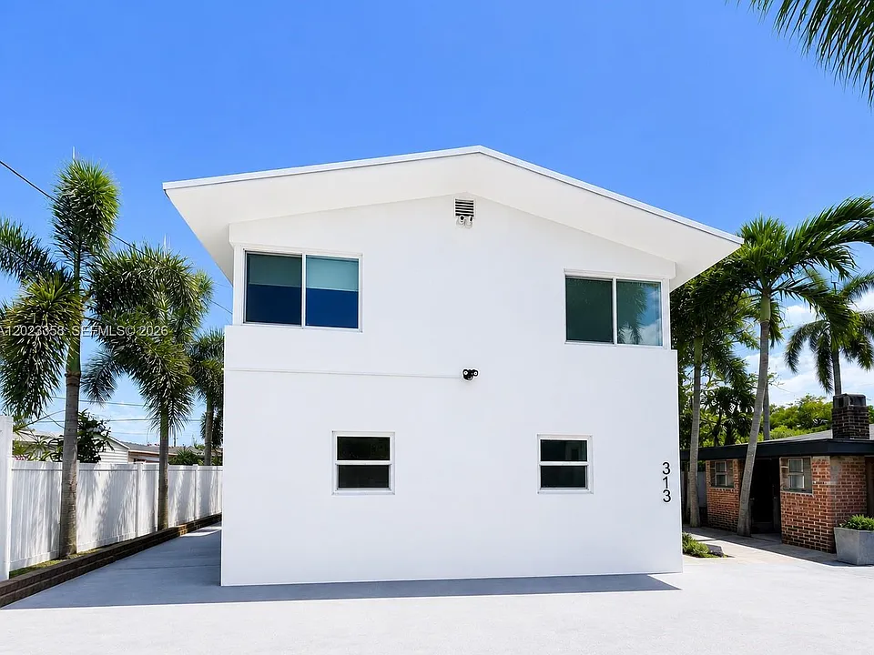 313 SW 1st St #1