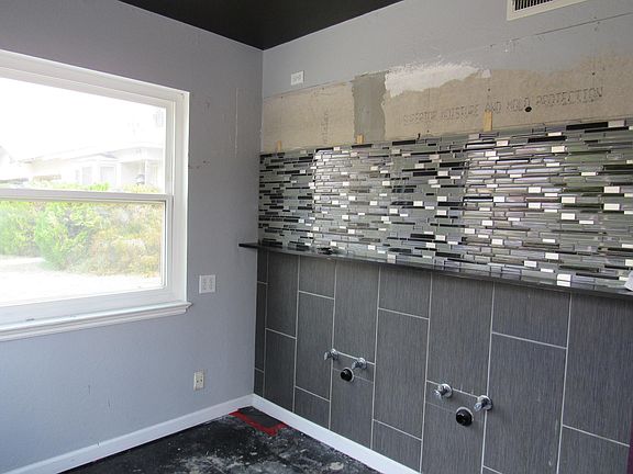 4th image of 1526 N Van Ness Ave
