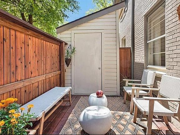 4th image of 6404 Bordeaux Ave #6404