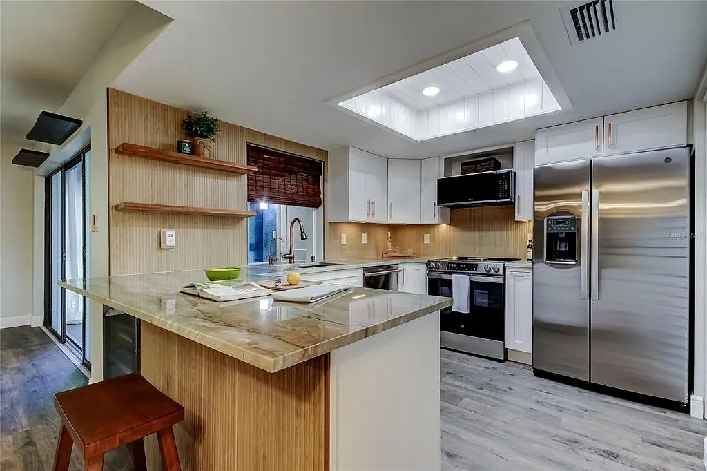 2 bed, 1.5 bath, 805 sqft, $1,975 — Photo 2