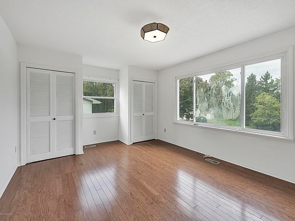 5th image of 4858 Hillcrest Ave