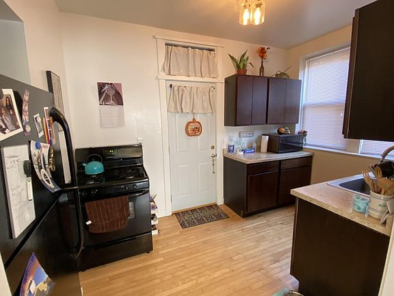 5th image of 917 W Cornelia Ave #3