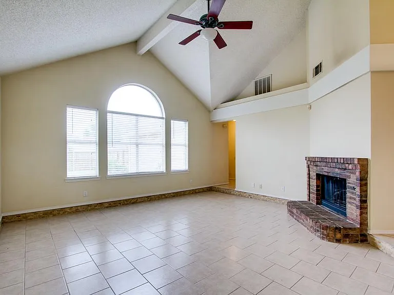 2104 Regency Dr — Photo 10