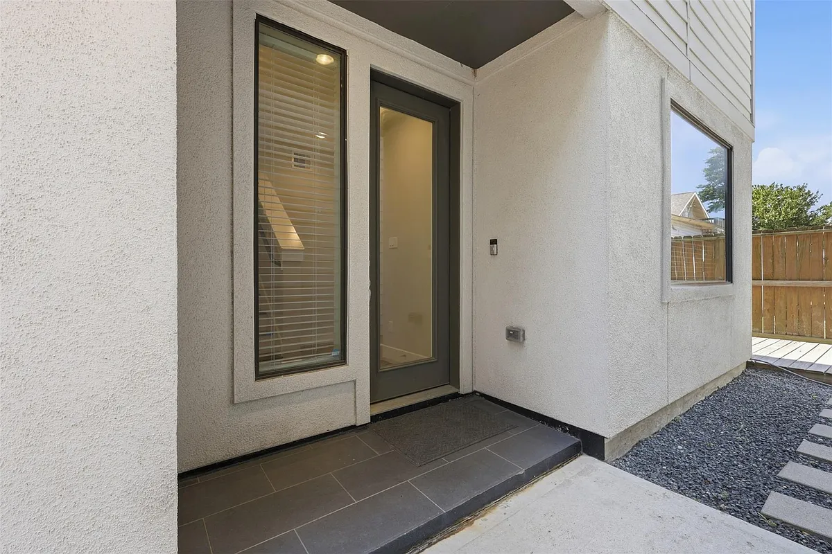 Building Photo - 2403 Everett St #A